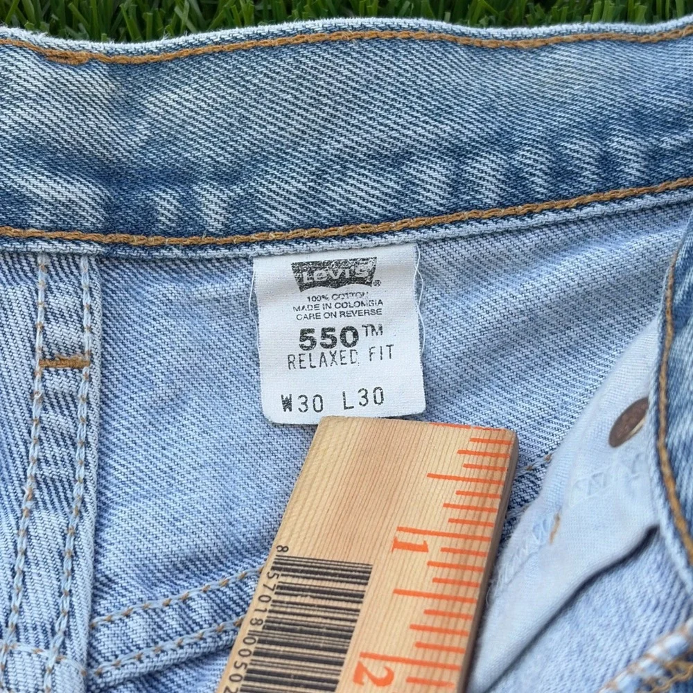 Vintage 90's Levi's 550 Mens 30x30 Relaxed Tapered Light Wash Denim Jeans Frayed